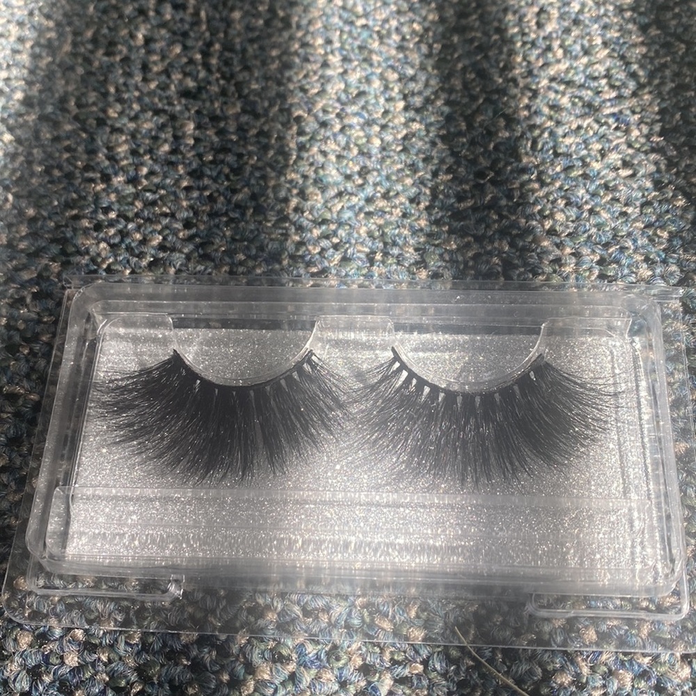 Lashes - Picture 2 of 12